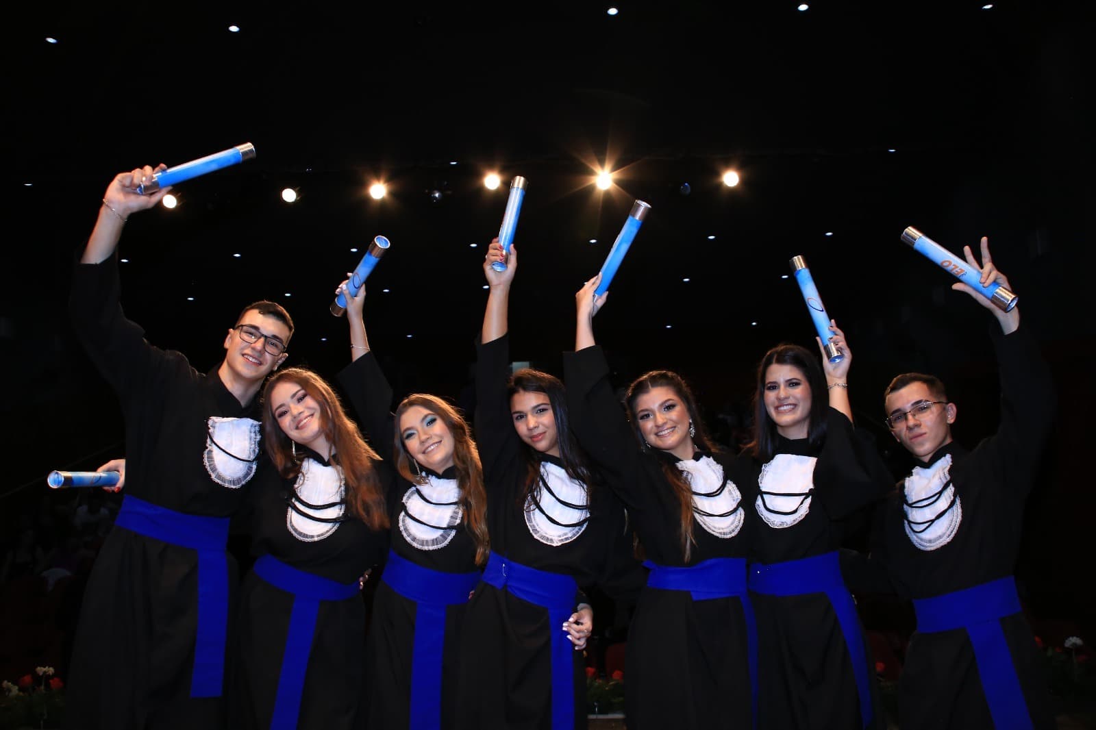 Diplomas erguidos com orgulho